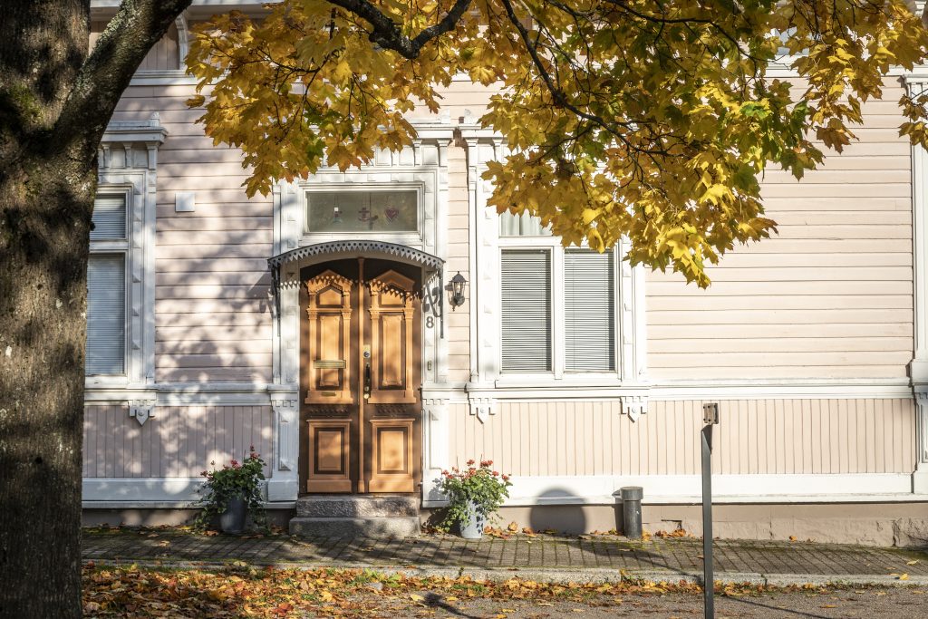 Rakennuksen seinä syksyisessä Hämeenlinnassa 