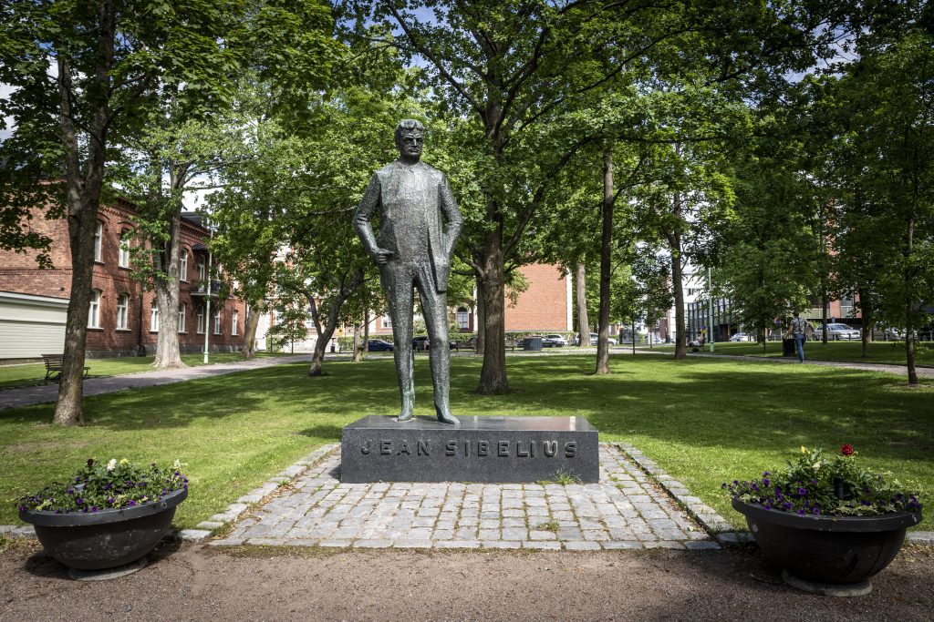 Kuva patsaasta Hämeenlinnan keskustassa